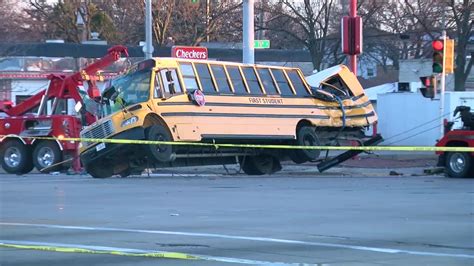 Vehicle wanted in Chicago homicide crashes into Milwaukee school bus during police pursuit
